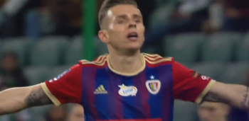 Piast lubi Łazienkowską. Legia nie podniosła się po sprezentowaniu Damianowi Kądziorowi gola (VIDEO)